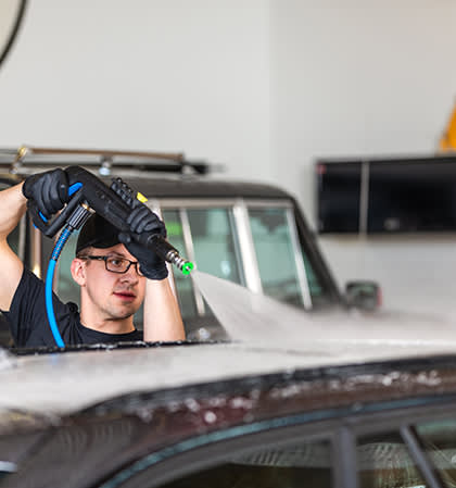 Rinsing car with pressure washer wand